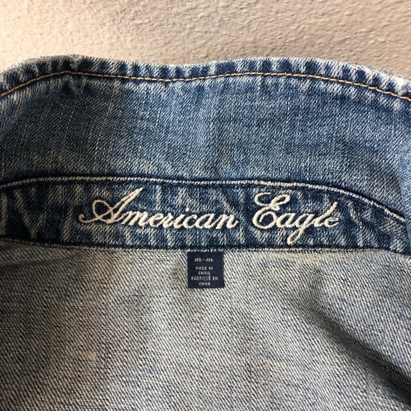 AEO Cotton Medium Blue Wash Distressed Pockets Button Down Cropped Jean Jacket M - Picture 12 of 15